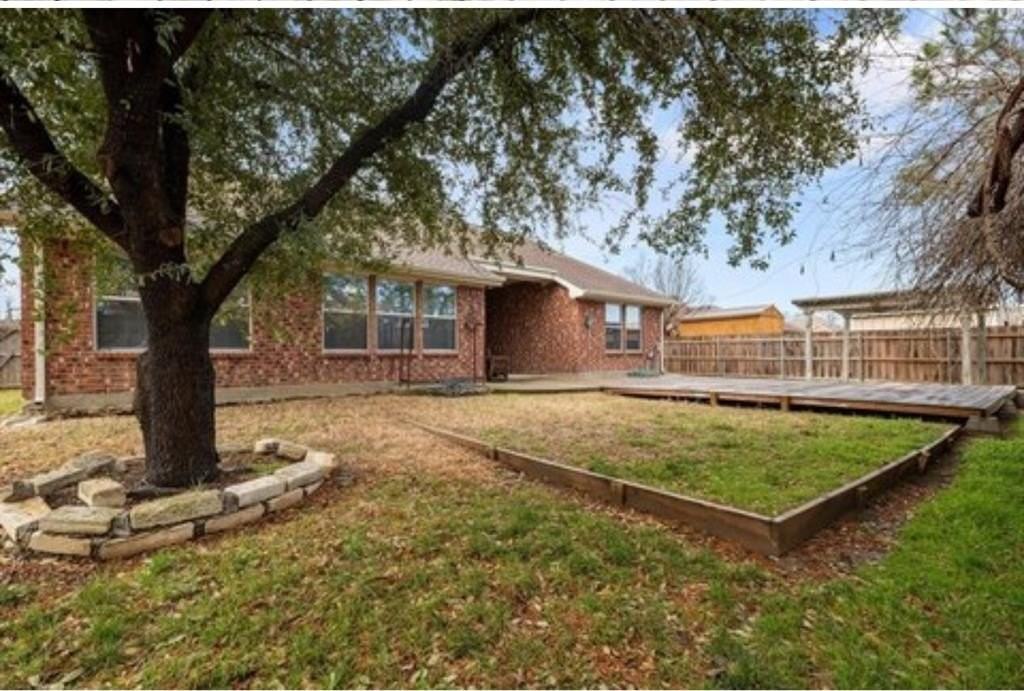 1018 Karen St - Photo 3 of 26