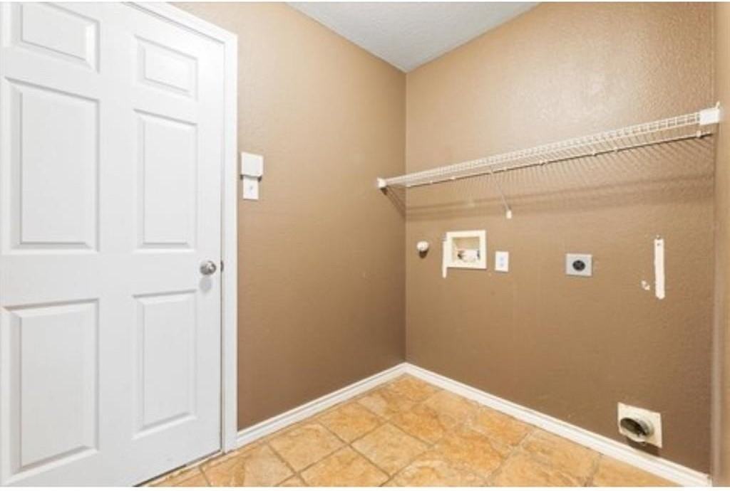 1018 Karen St - Photo 4 of 26