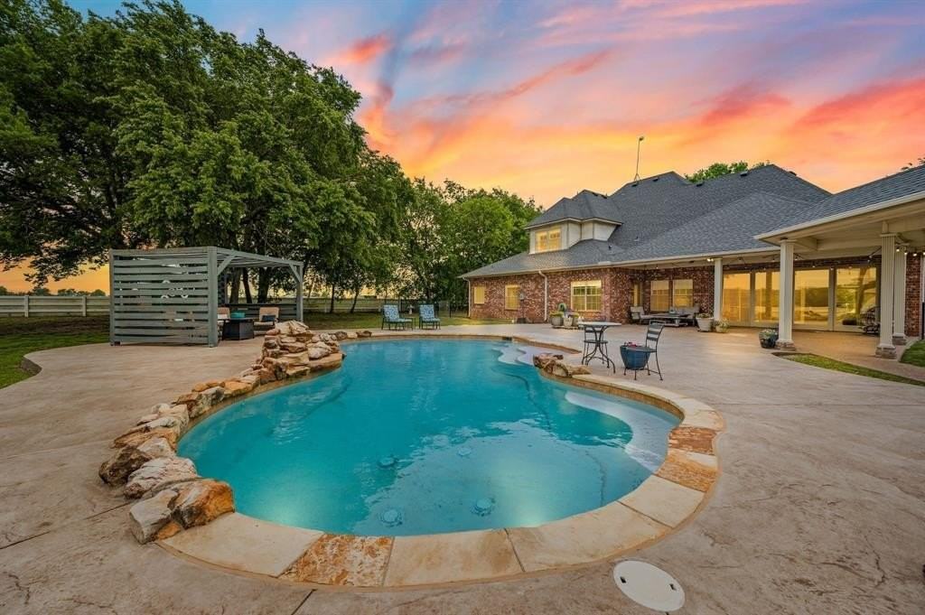 4411 Glenwood Ln - Photo 2 of 40