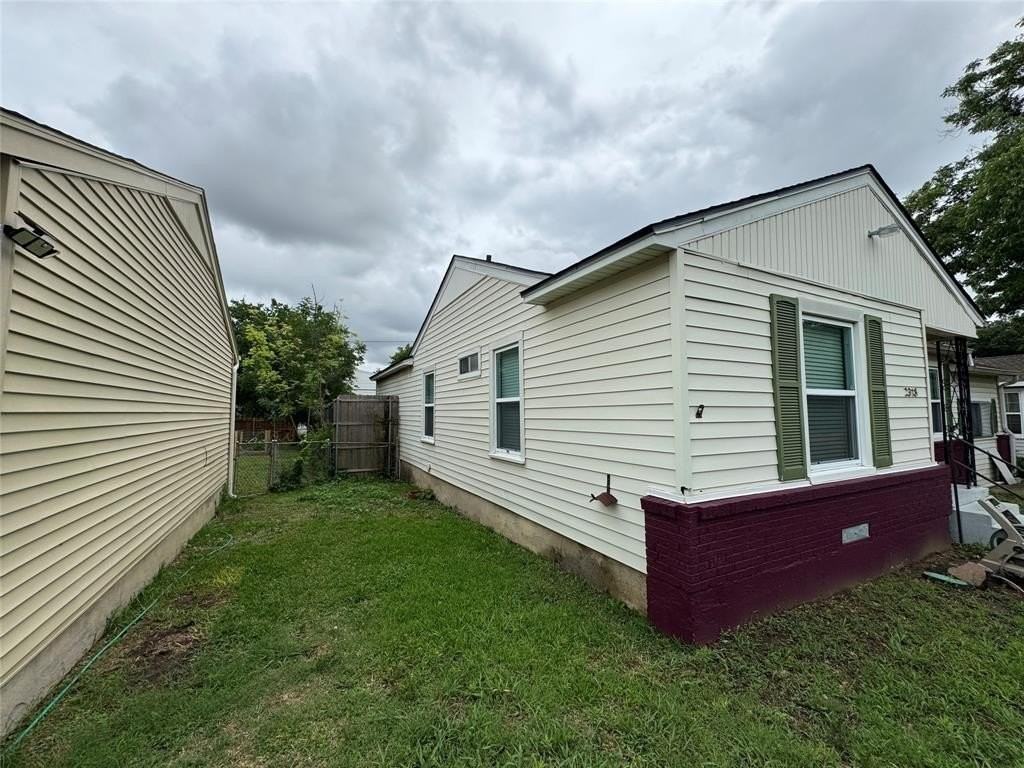 2318 Fenwick Dr - Photo 3 of 40