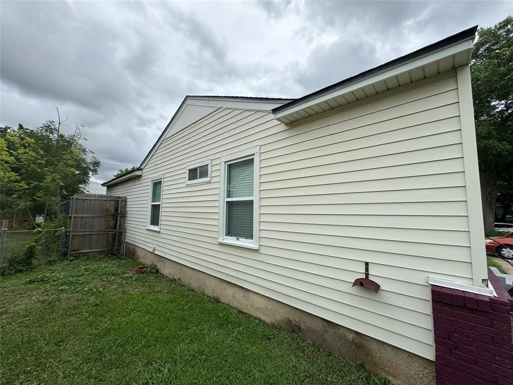 2318 Fenwick Dr - Photo 4 of 40