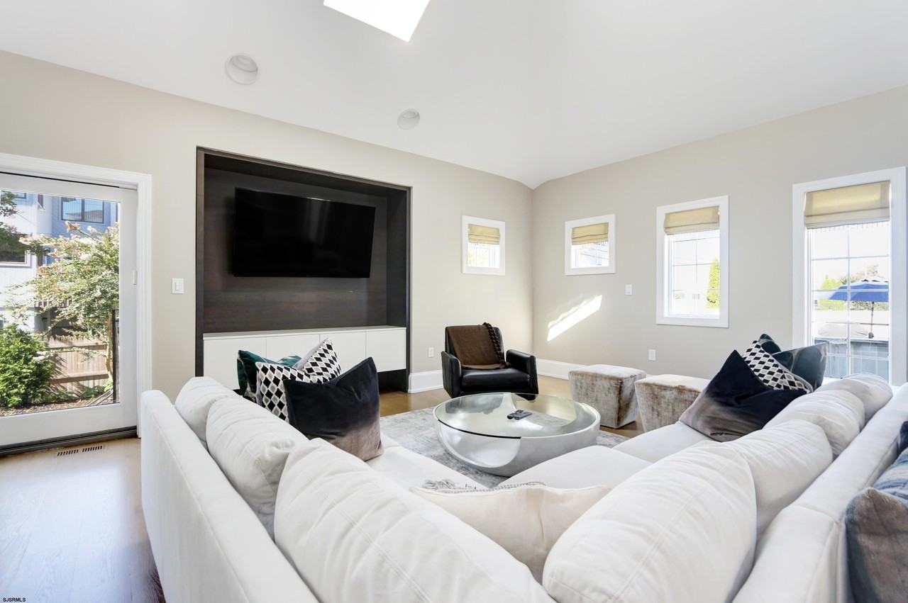 53 Bayside Ct - Photo 3 of 45