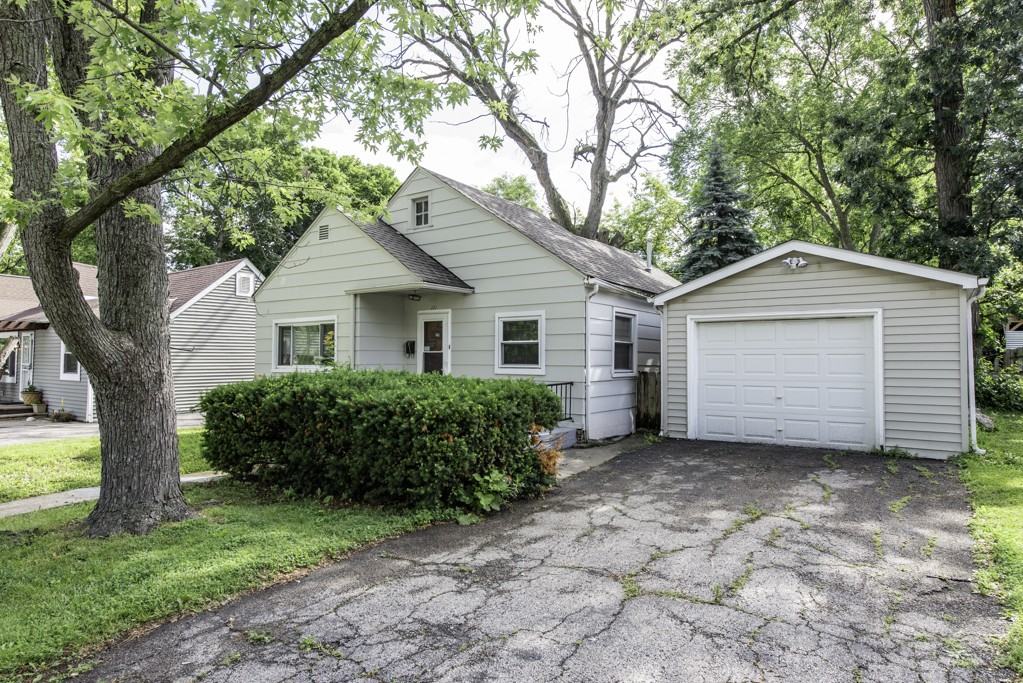 221 Kenwood Dr - Photo 2 of 22