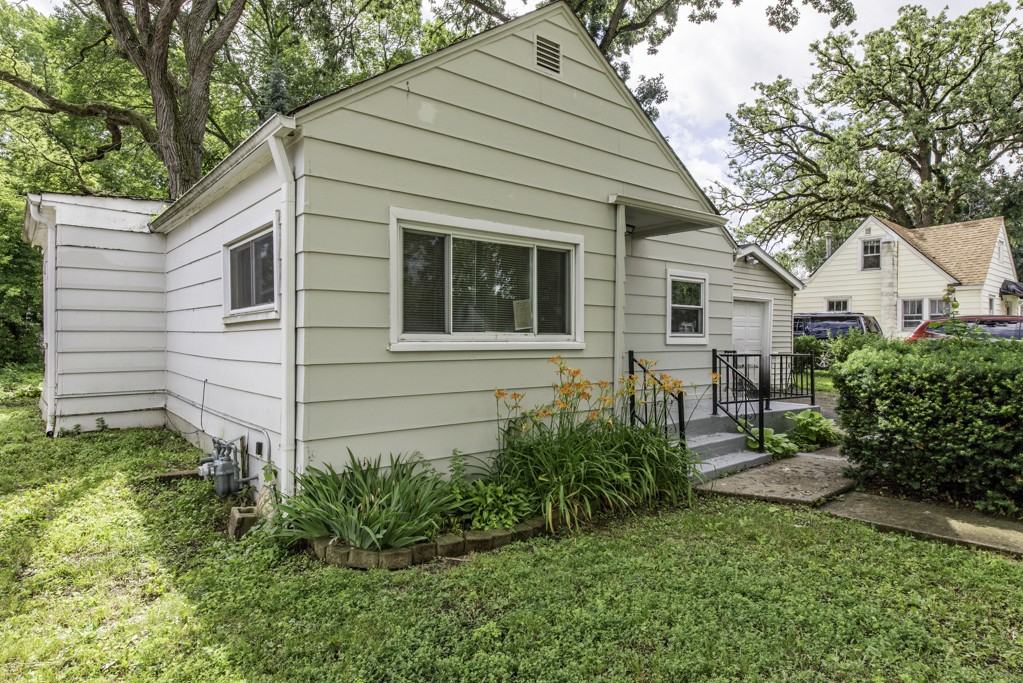 221 Kenwood Dr - Photo 3 of 22