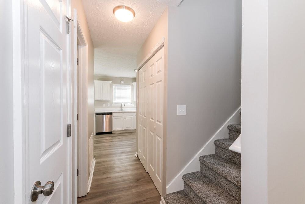 150 N Greenfield Cir - Photo 4 of 17