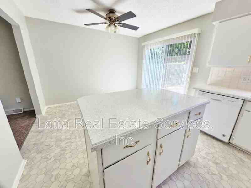 904 Nw Canterbury Rd - Photo 5 of 13