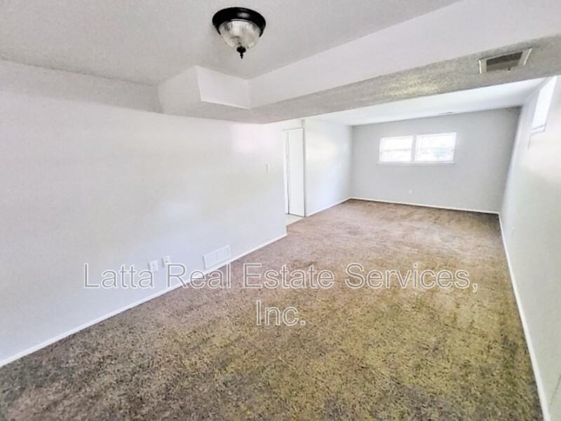 904 Nw Canterbury Rd - Photo 7 of 13