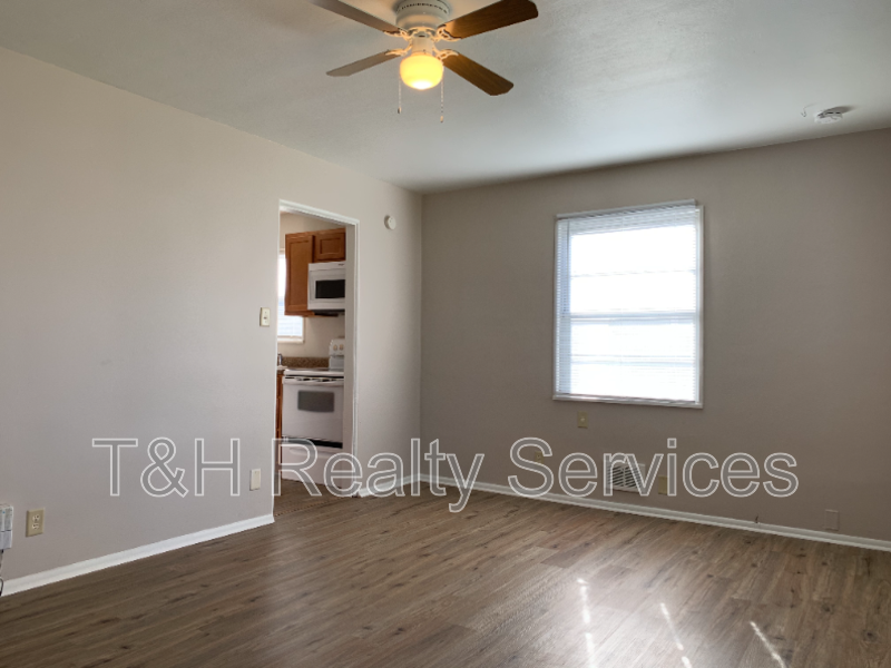 4761 Wellington Ave - Photo 6 of 18