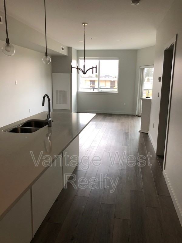 800 Mission Springs Cres - Photo 3 of 11