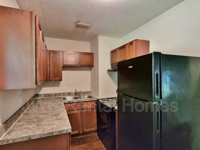 818 Erie Ave - Photo 3 of 7