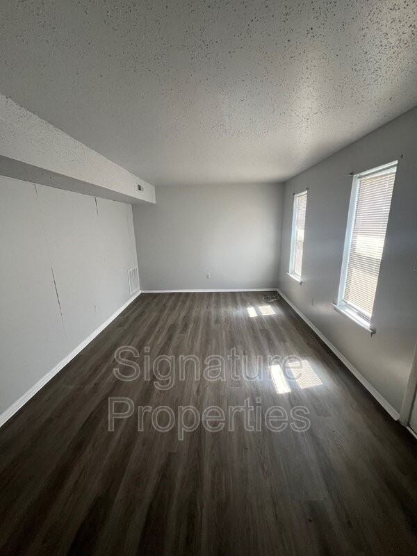 308 Bernie Ct - Photo 2 of 9
