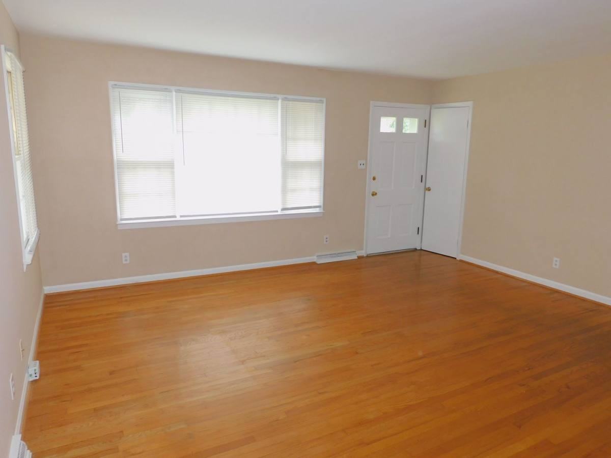 661 Hartman St - Photo 3 of 10