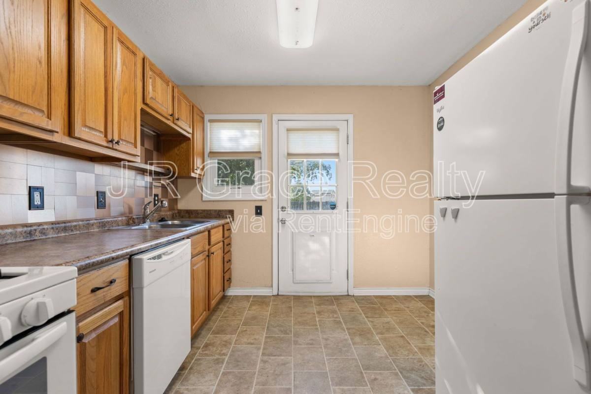 105 David Davis Dr - Photo 2 of 7