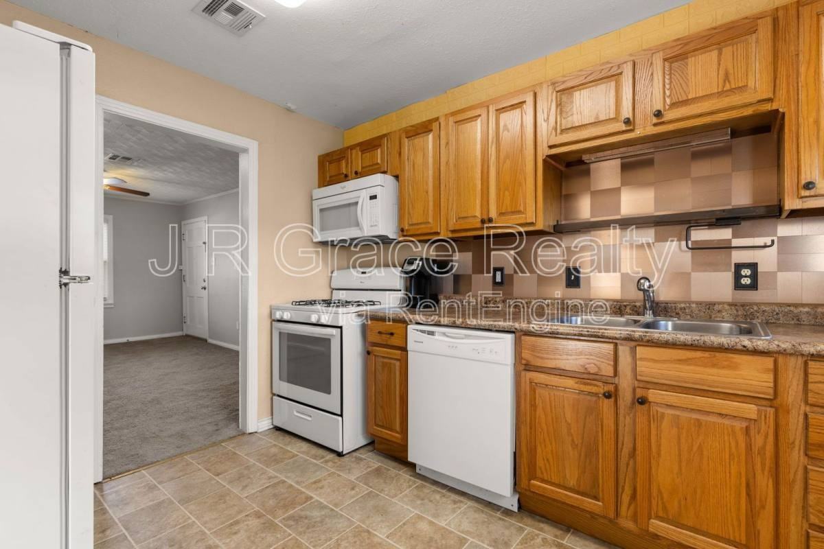 105 David Davis Dr - Photo 3 of 7