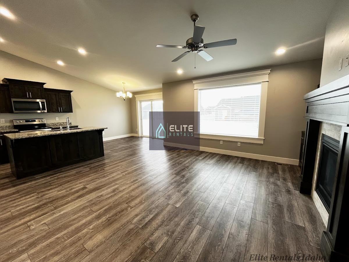 3196 Stella Dr - Photo 3 of 25