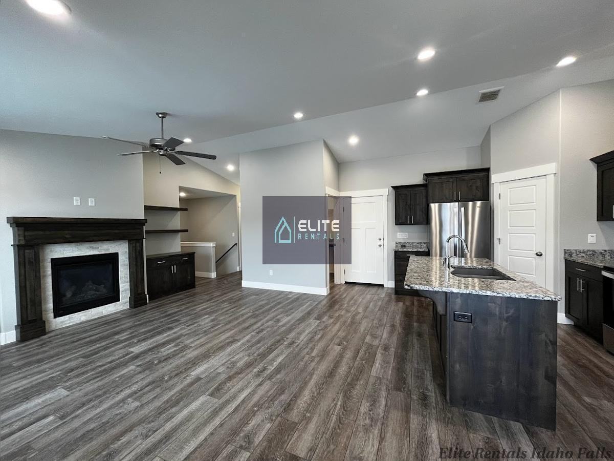 3196 Stella Dr - Photo 5 of 25