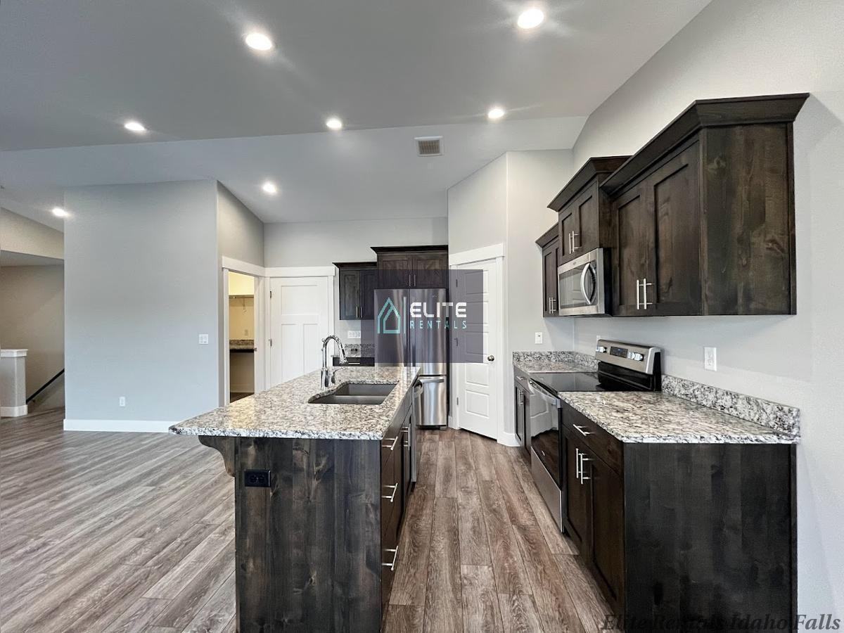 3196 Stella Dr - Photo 6 of 25