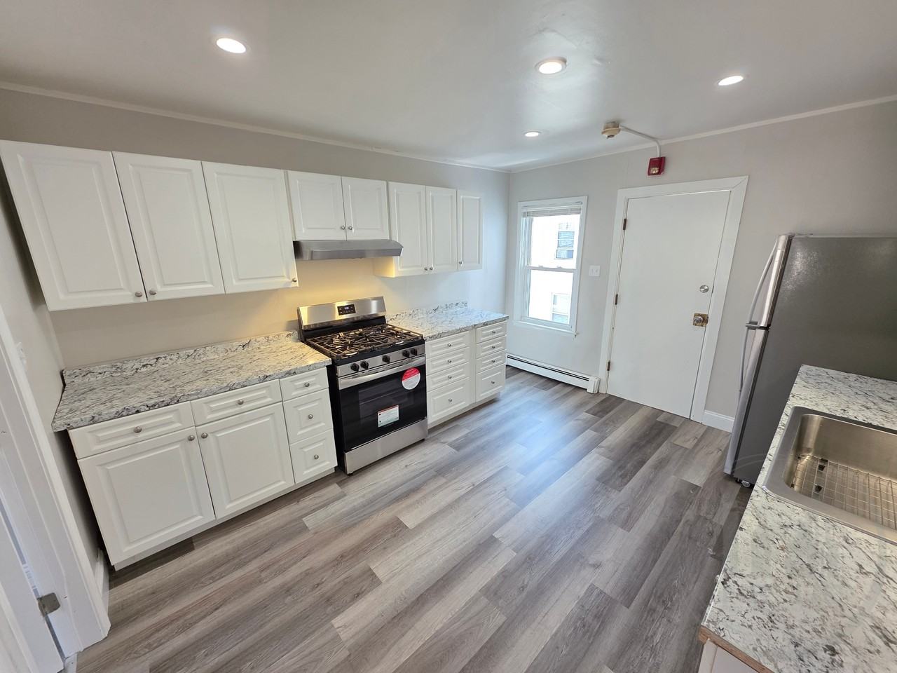 367 Broad St - Photo 2 of 11