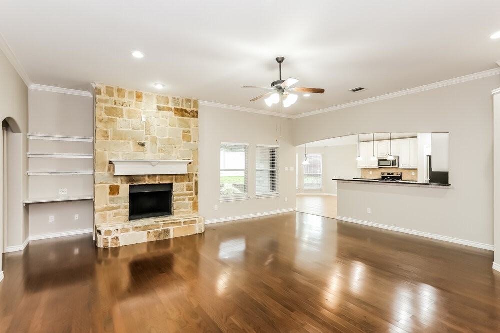 207 Carriage Dr - Photo 3 of 16