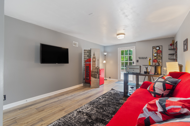 142 Wanda Ave #2 - Photo 5 of 16