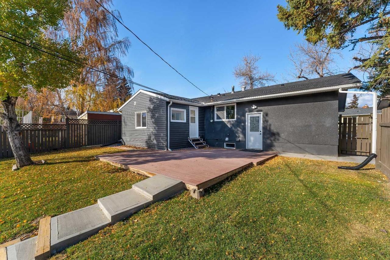 727 Hunterston Road Northwest - Photo 2 of 13