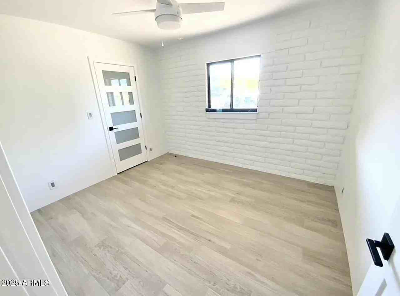 5811 E Surrey Dr - Photo 5 of 11