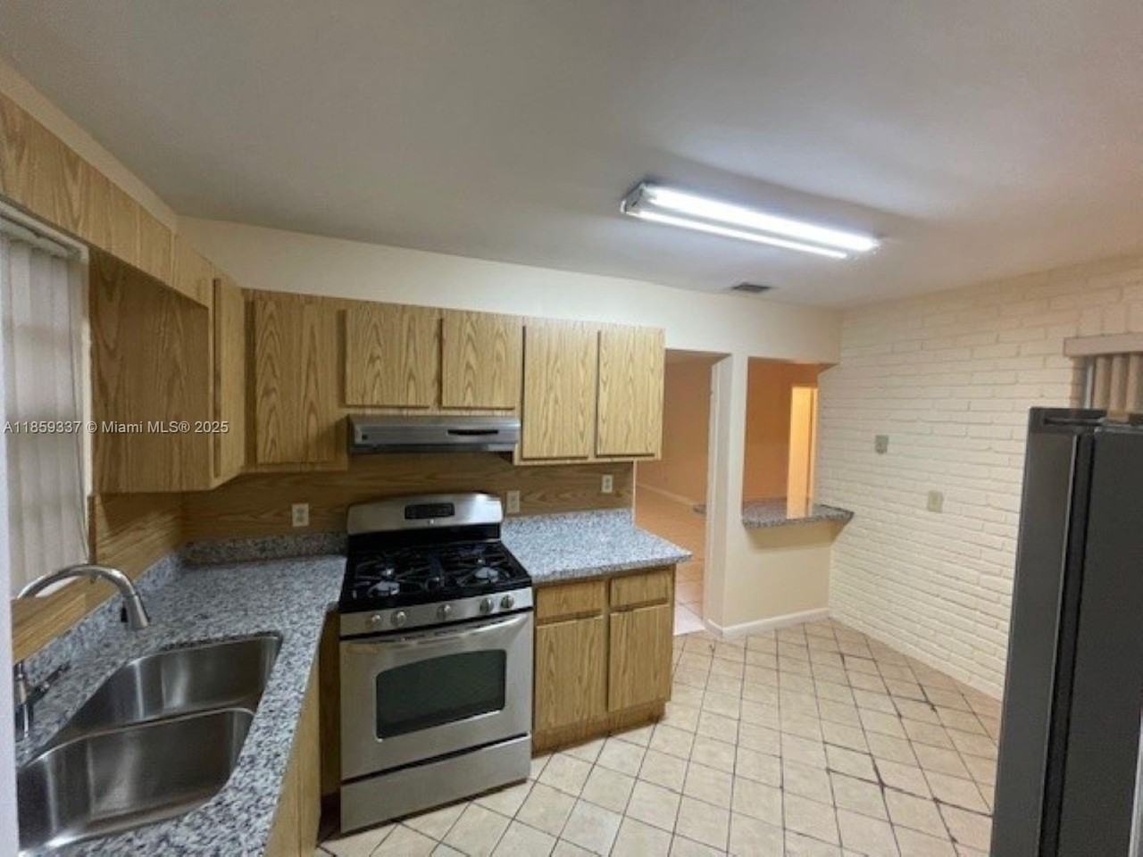 4831 Nw 12th St - Photo 5 of 19