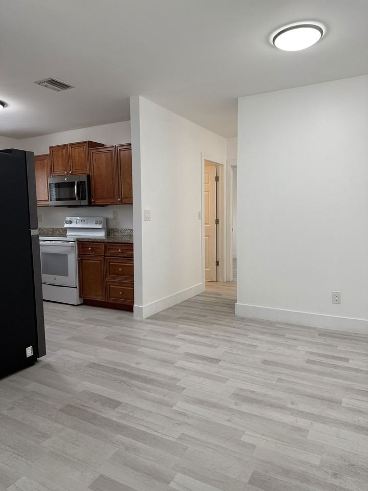 1200 Nw 3rd Ave #A - Photo 5 of 8