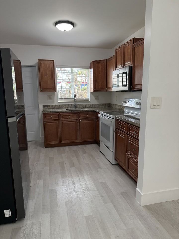 1200 Nw 3rd Ave #A - Photo 6 of 8