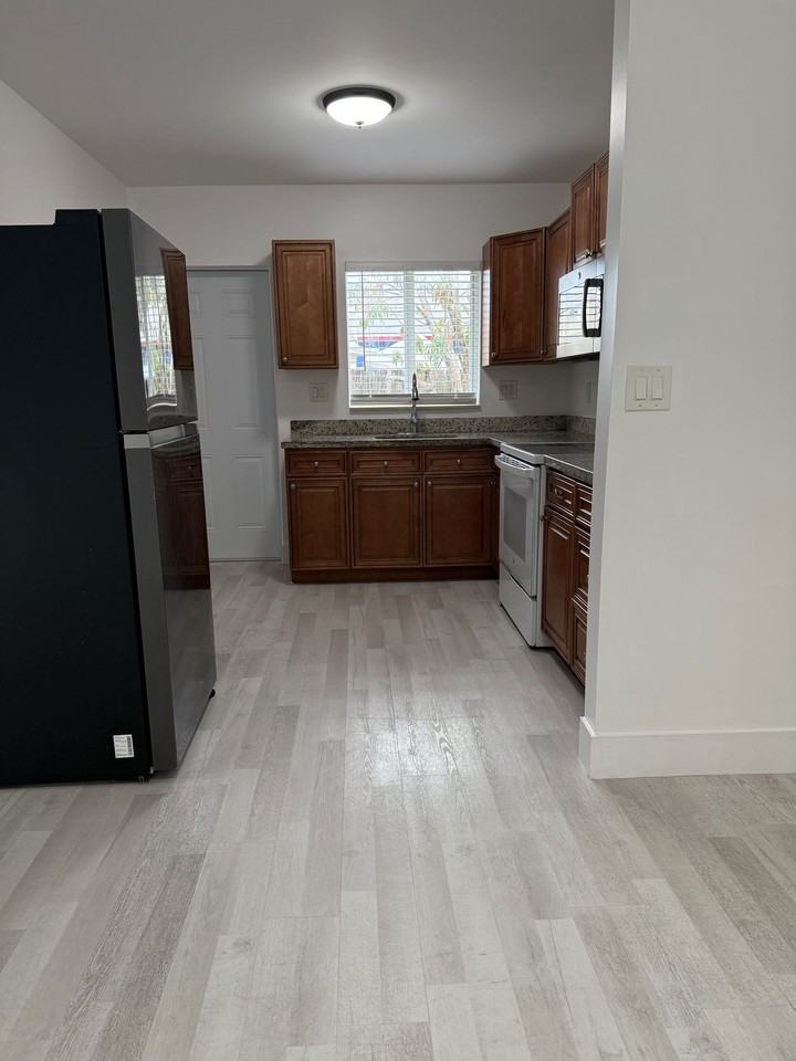 1200 Nw 3rd Ave #A - Photo 7 of 8