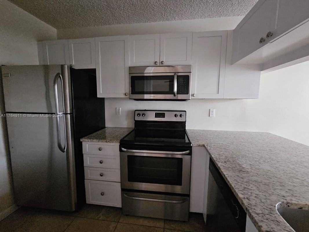 22203 Glenmoor Dr - Photo 2 of 9