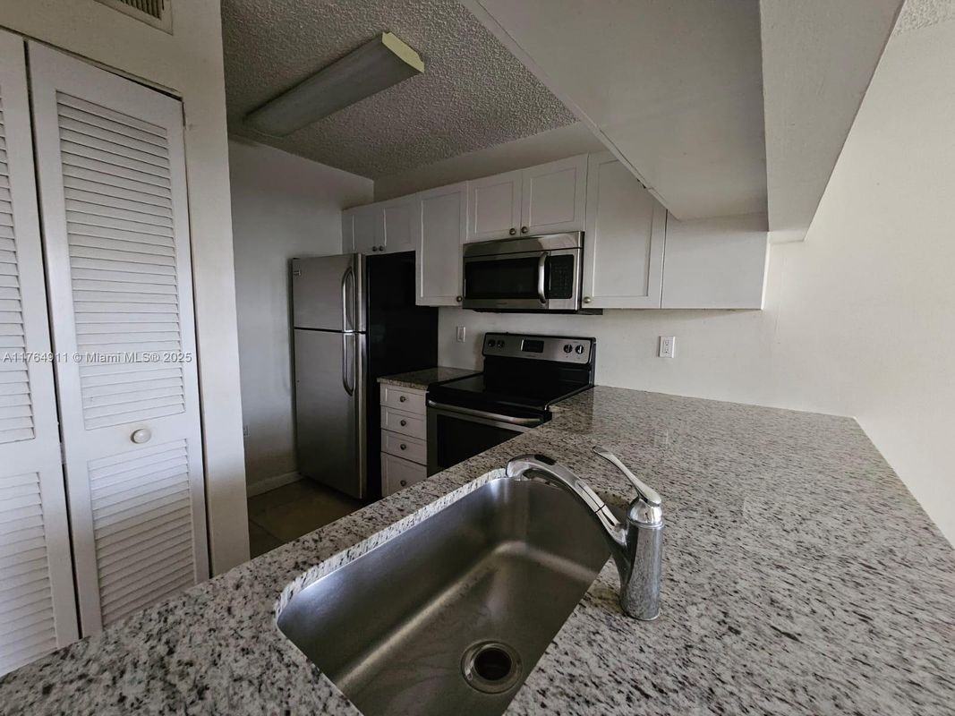 22203 Glenmoor Dr - Photo 3 of 9