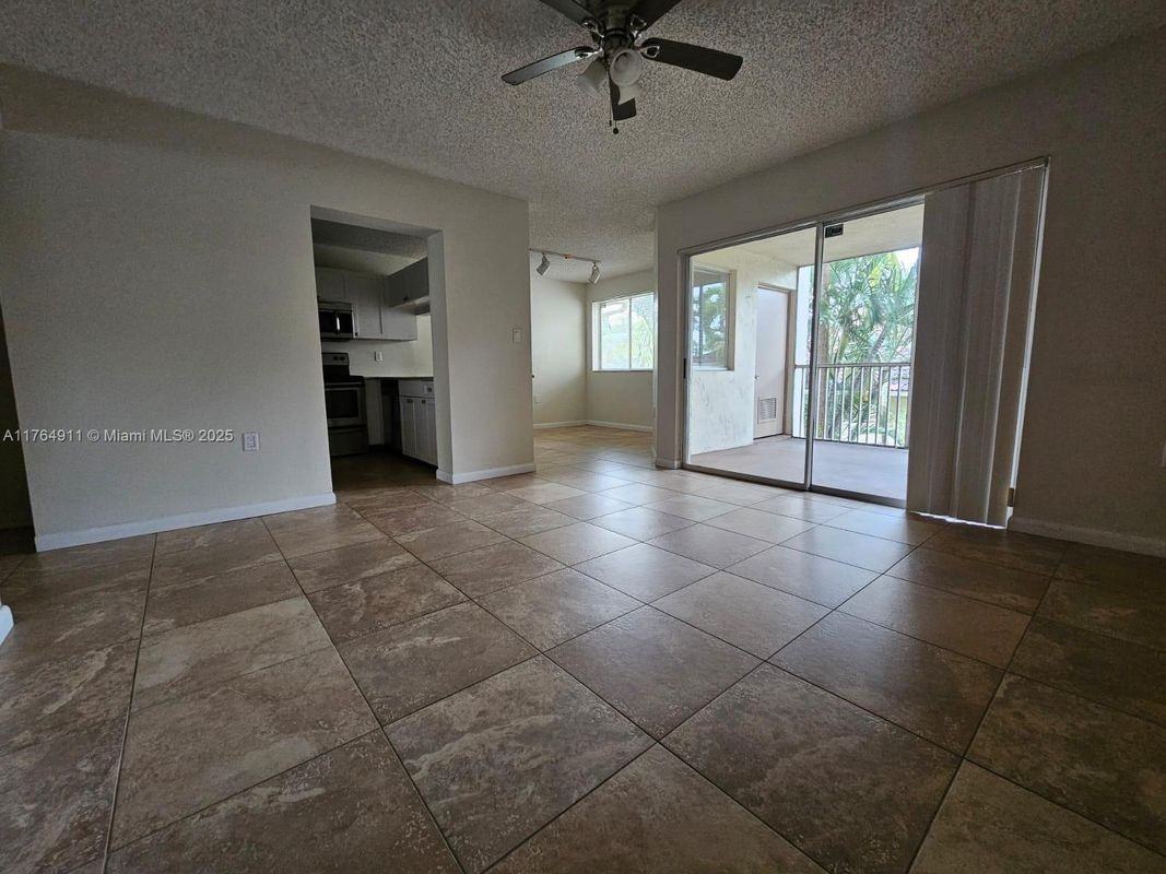 22203 Glenmoor Dr - Photo 5 of 9