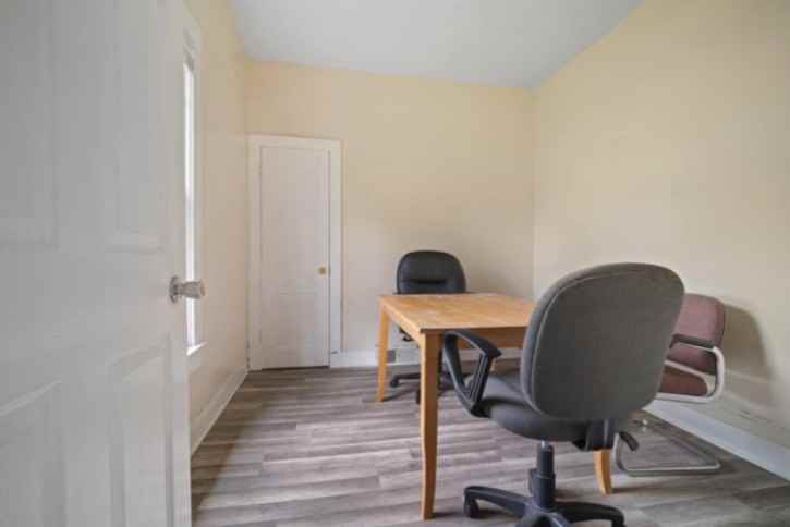 803 W Grove St - Photo 4 of 6