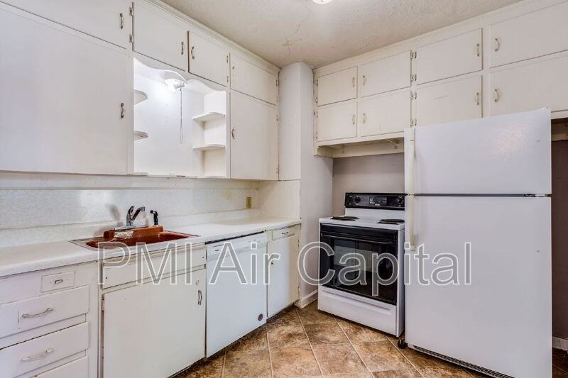 1102 S Minneapolis Ave - Photo 3 of 9