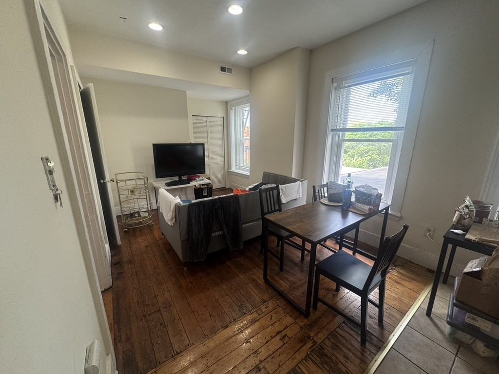 230 Roxbury St #4 - Photo 2 of 7