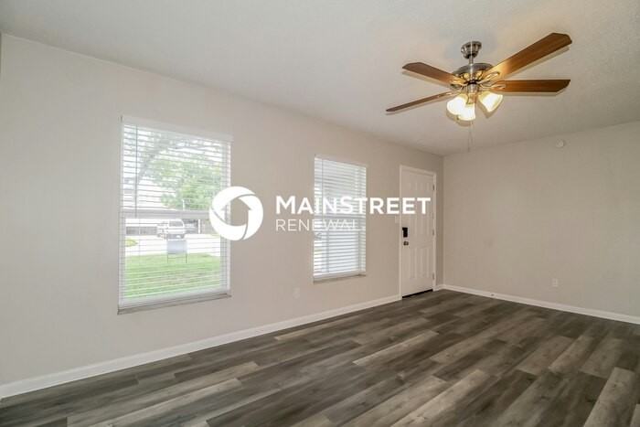 216 Lochmond Dr - Photo 3 of 16