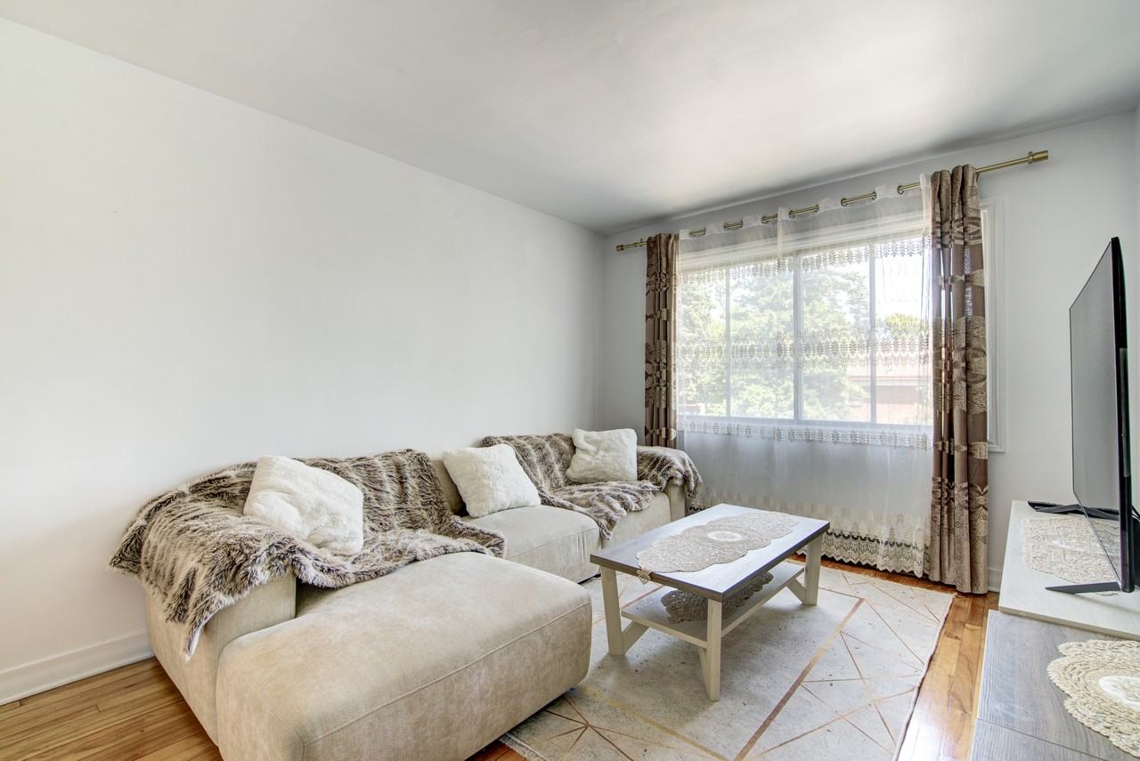 9328 12e Avenue - Photo 2 of 9