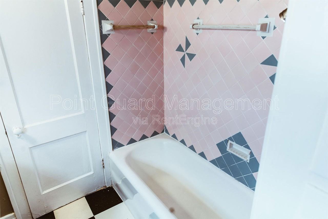 1518 N Robinson Ave #9 - Photo 3 of 20