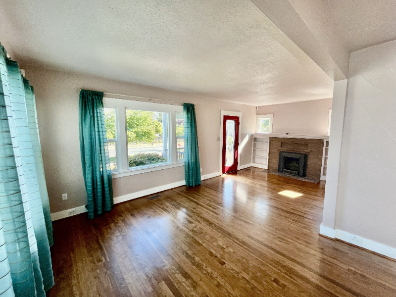 810 33rd St - Photo 2 of 18