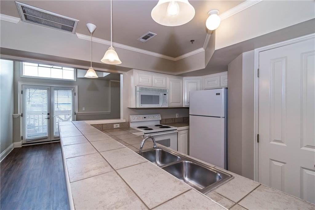 211 N Thompson Ave #3 - Photo 3 of 22