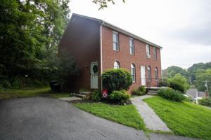 featured image of Cresthill Dr