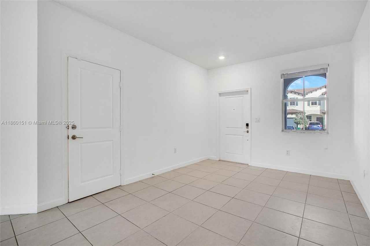 12609 Nw 23rd Pl #12609 - Photo 3 of 20