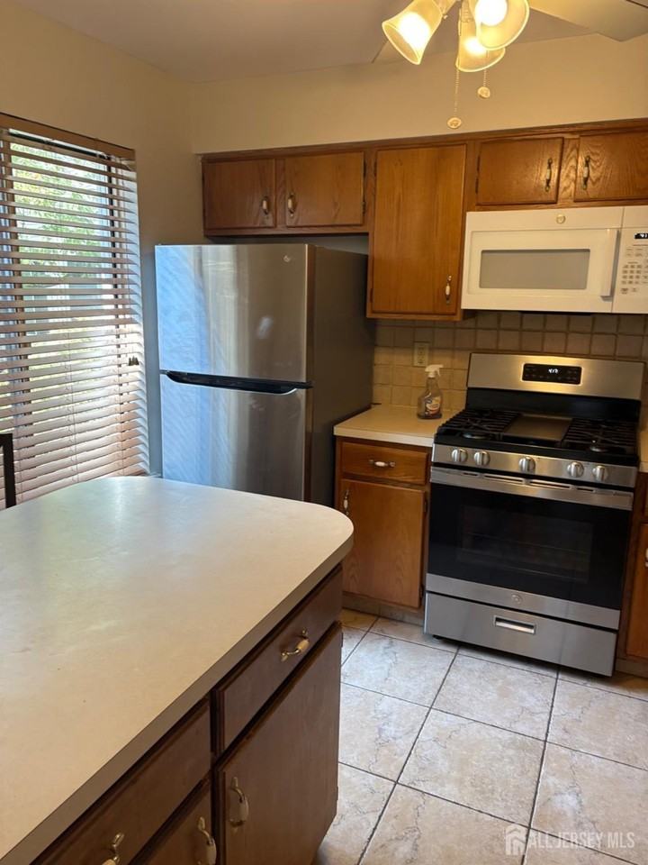 1112 Schmidt Ln - Photo 2 of 21