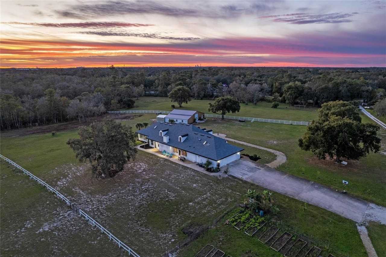 5750 Oak Hollow Ln - Photo 7 of 50