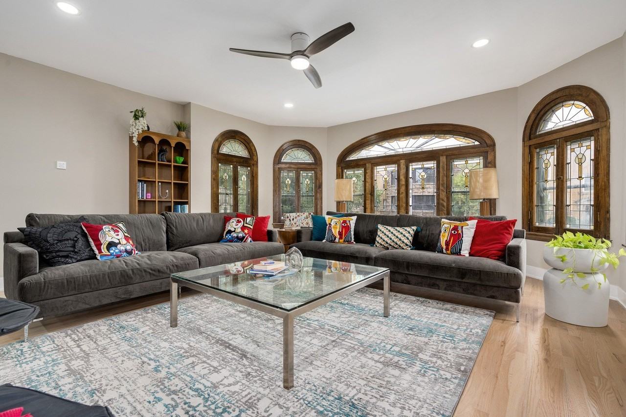 6739 N Rockwell St - Photo 4 of 26