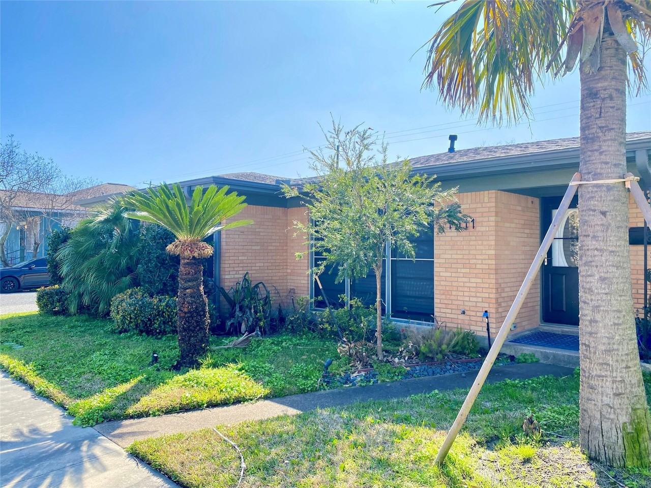 1311 Milam Dr - Photo 2 of 21