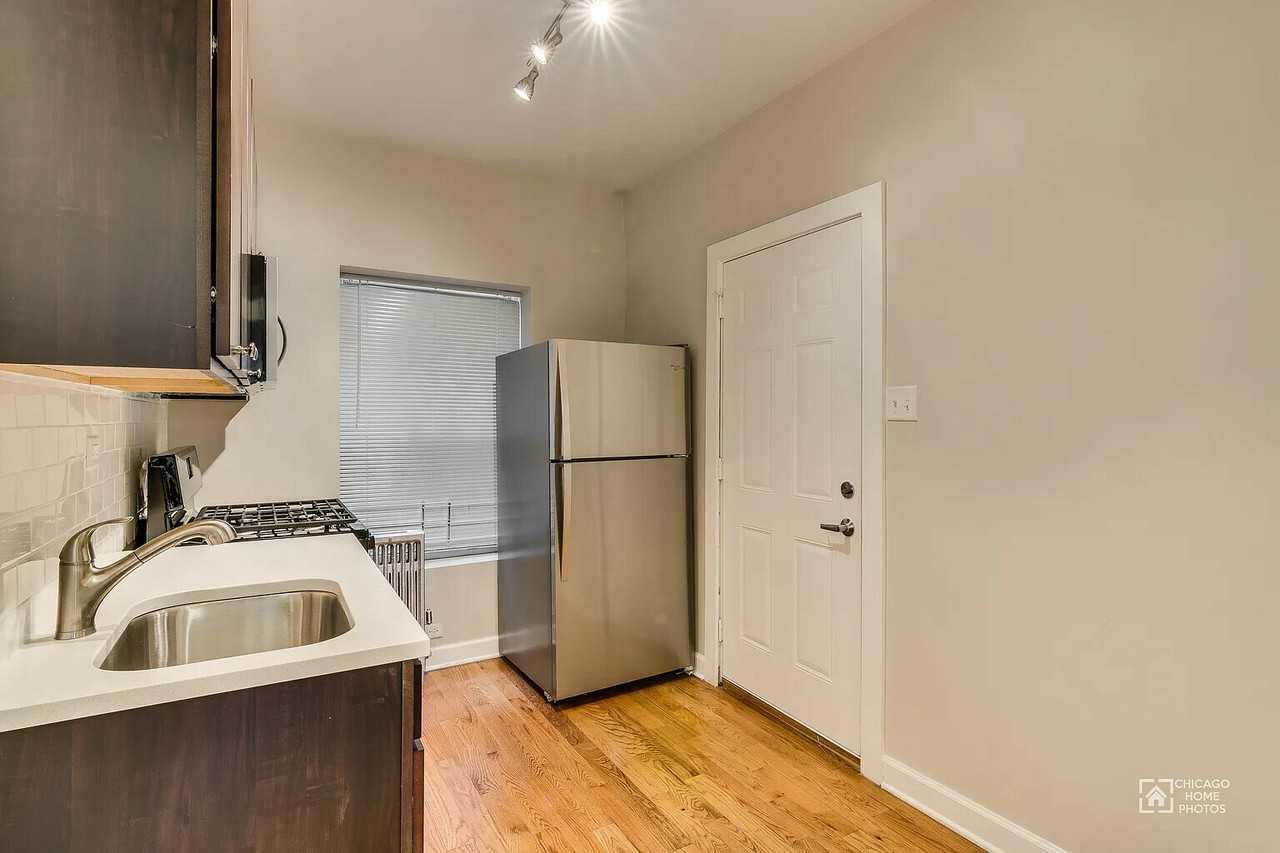 838 E 53rd St #2W - Photo 2 of 9