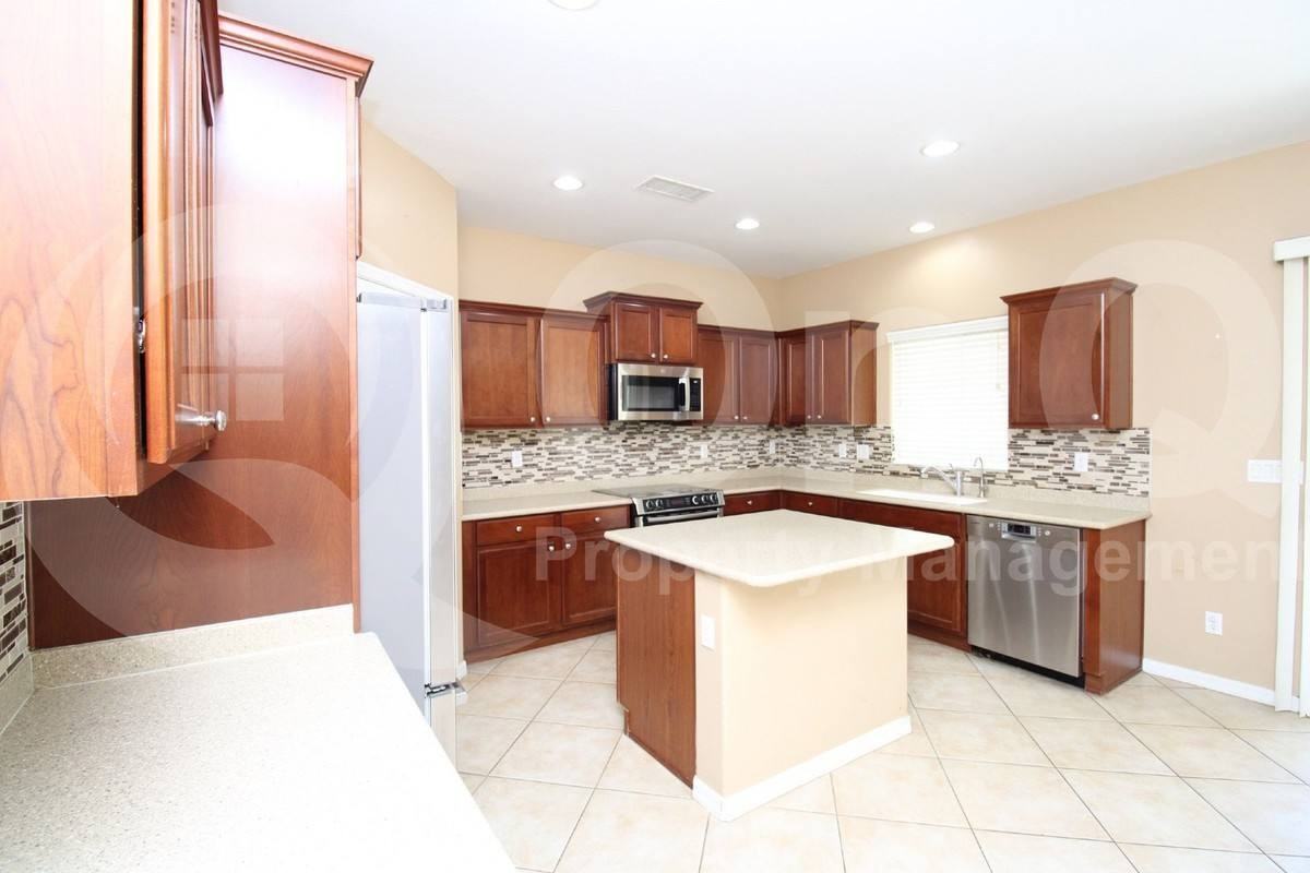 2213 W Marconi Ave - Photo 3 of 10