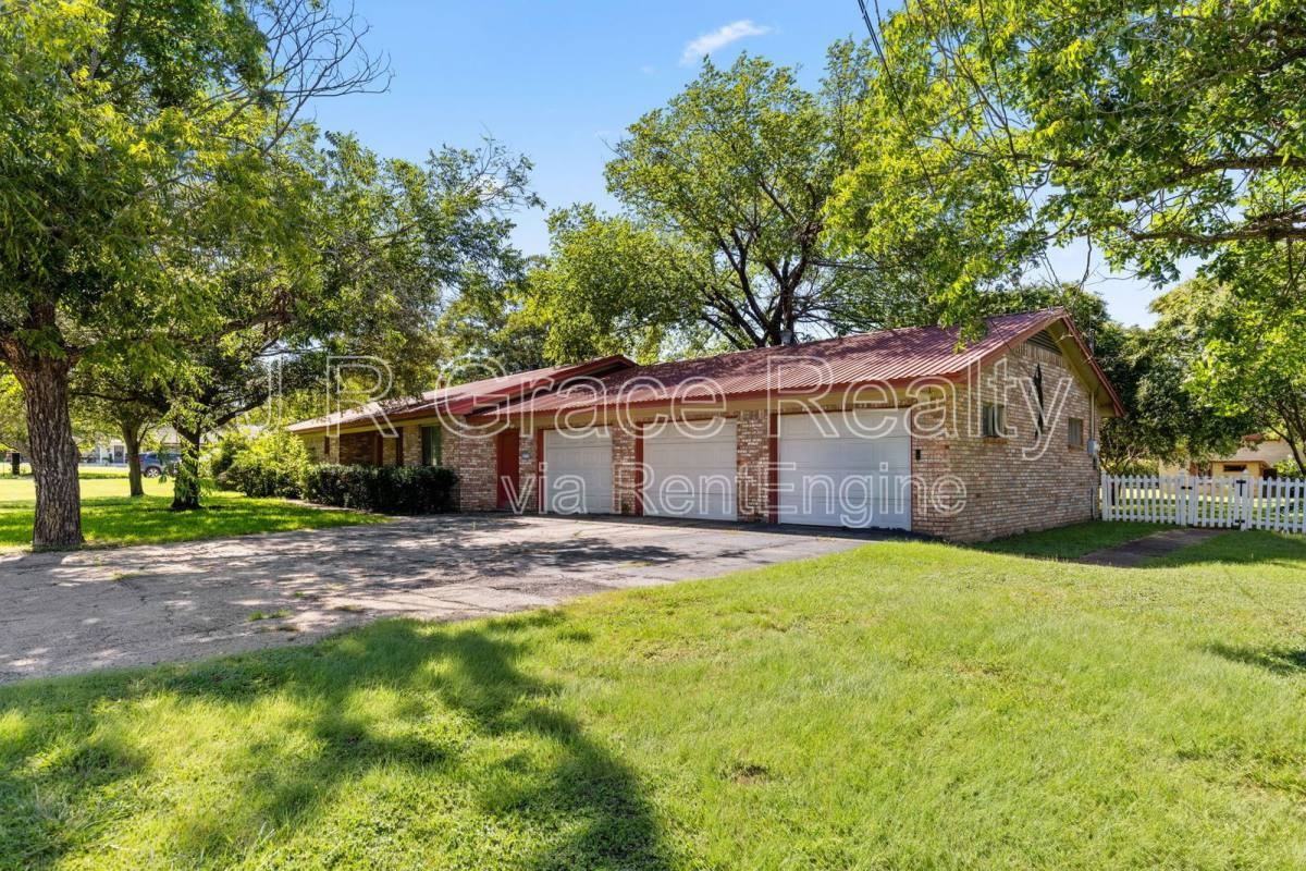 525 W 4th St - Photo 2 of 10